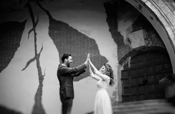 Noiva Elegante Noivo Seu Dia Casamento Mãos Dadas Sorrindo Enquanto — Fotografia de Stock