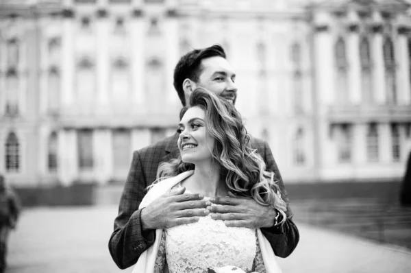 Sposa Elegante Sposo Giorno Del Loro Matrimonio Divertendosi Sorridendo Una — Foto Stock