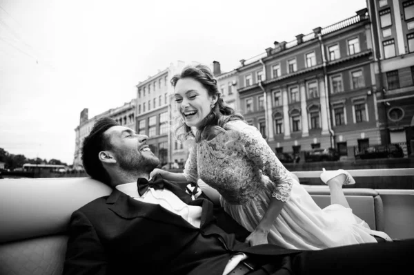 Noiva Elegante Noivo Seu Dia Casamento Divertindo Sorrindo Passeio Barco — Fotografia de Stock