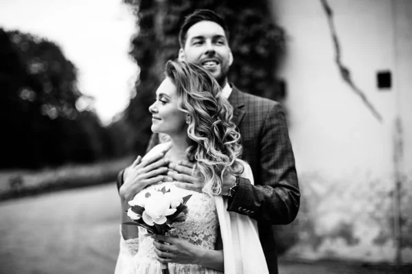 Stilvolle Braut Und Bräutigam Ihrem Hochzeitstag Umarmen Und Lächeln Beim — Stockfoto