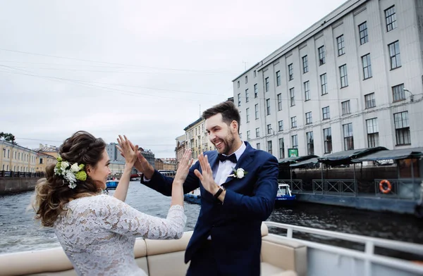 Stylish Bride Groom Wedding Day Having Fun Kissing Boat Trip — Stock Photo, Image