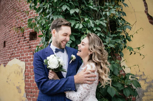 Noiva Elegante Noivo Seu Dia Casamento Abraçando Sorrindo Enquanto Caminhava — Fotografia de Stock