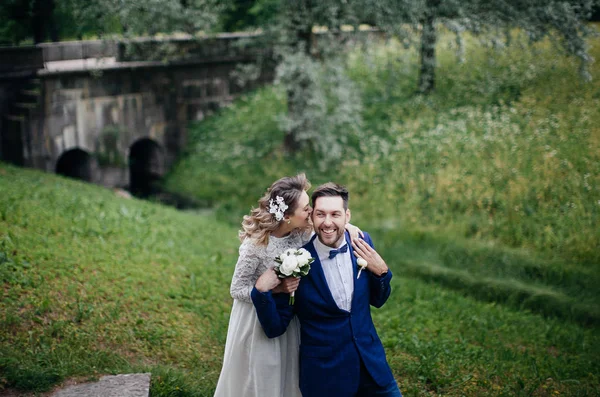 Noiva Elegante Noivo Seu Dia Casamento Abraçando Sorrindo Parque Verão — Fotografia de Stock