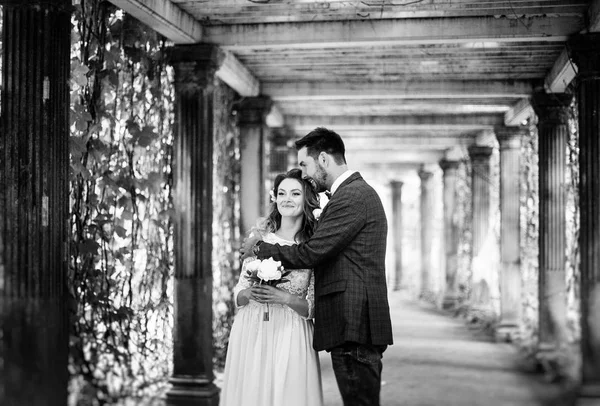 时尚的新娘和新郎在他们的婚礼当天 有乐趣和微笑的散步 黑白照片 — 图库照片
