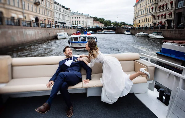 Şık Gelin Damat Düğün Gününde Eğlenmek Nehir Üzerinde Bir Tekne — Stok fotoğraf