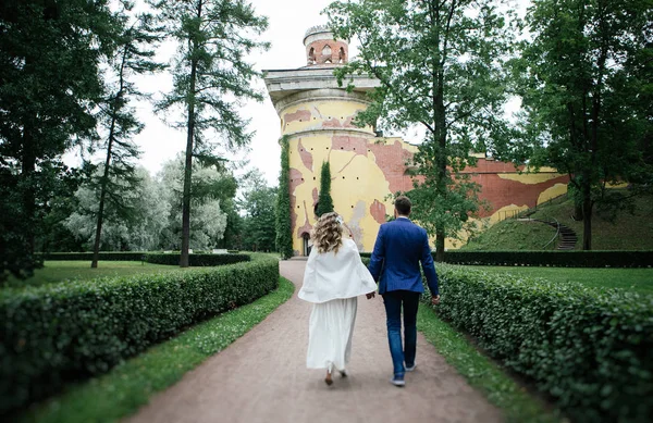 Stilvolle Braut Und Bräutigam Ihrem Hochzeitstag Händchen Haltend Und Lächelnd — Stockfoto