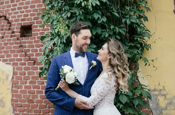 Noiva Elegante Noivo Seu Dia Casamento Abraçando Sorrindo Enquanto Caminhava — Fotografia de Stock