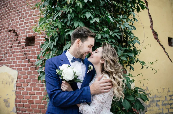 Novia Novio Con Estilo Día Boda Abrazando Sonriendo Mientras Caminan — Foto de Stock