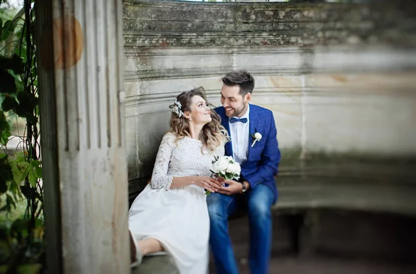 Stilvolles Brautpaar Hochzeitstag Spaß Haben Und Beim Spaziergang Lächeln — Stockfoto