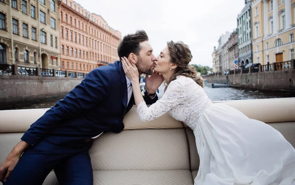 Noiva Elegante Noivo Seu Dia Casamento Divertindo Beijando Passeio Barco — Fotografia de Stock