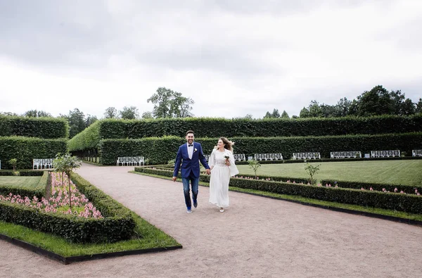 Stilvolles Brautpaar Hochzeitstag Umarmt Und Lächelnd Einem Frühlingspark — Stockfoto