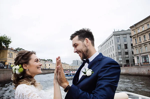 Düğün Gününde Şık Gelin Damat Nehir Üzerinde Bir Tekne Gezisi — Stok fotoğraf