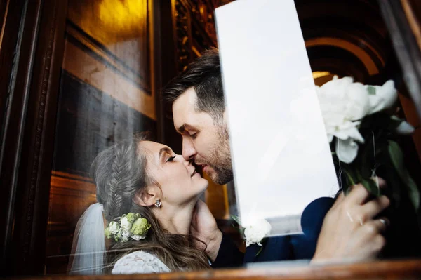 Noiva Elegante Noivo Seu Dia Casamento Abraçando Beijando — Fotografia de Stock