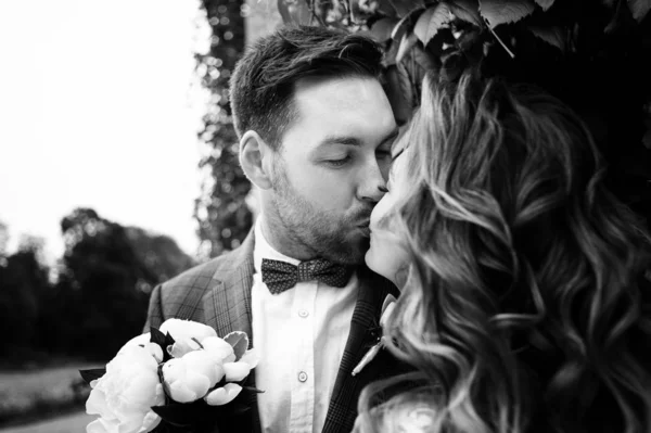 Stílusos Menyasszony Vőlegény Esküvő Napján Átölelve Megcsókolta Nyári Parkban Fekete — Stock Fotó