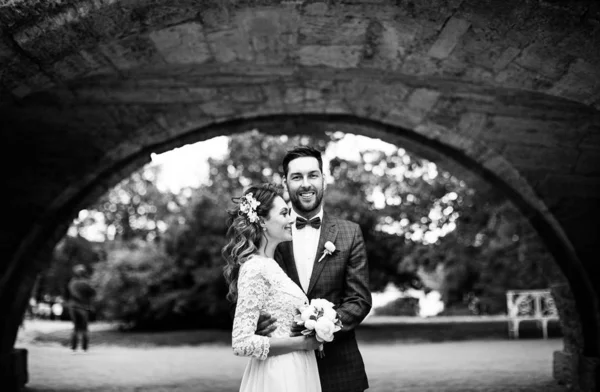 Stilvolle Braut Und Bräutigam Hochzeitstag Umarmt Und Lächelnd Einem Frühlingspark — Stockfoto