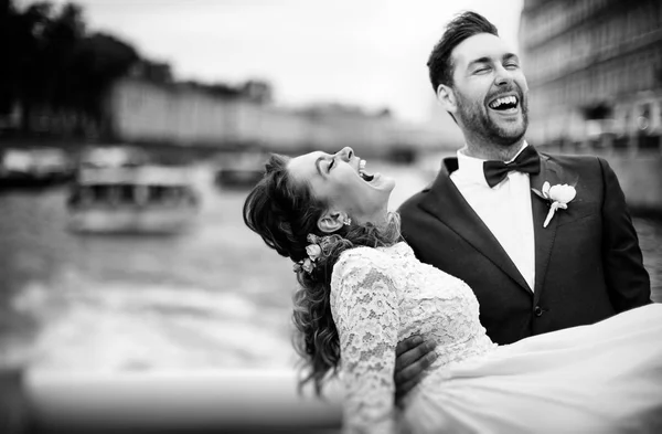 Noiva Elegante Noivo Seu Dia Casamento Divertindo Sorrindo Passeio Barco — Fotografia de Stock