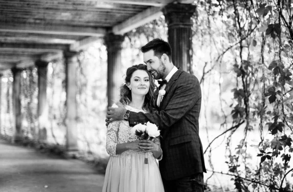 彼らの結婚式の日にスタイリッシュな新郎新婦は 散歩に楽しさと笑顔を持って 黒と白の写真 — ストック写真