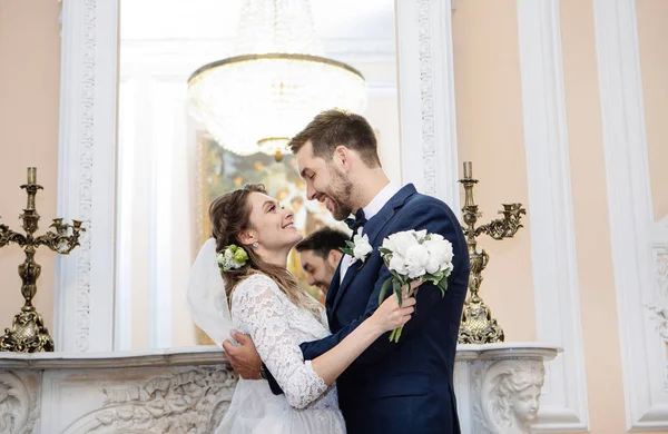 Lycklig Brud Och Stilig Brudgummen Kramar Efter Registrering Palatset — Stockfoto