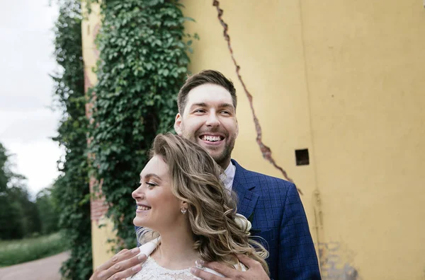 Noiva Elegante Noivo Seu Dia Casamento Abraçando Sorrindo Enquanto Caminhava — Fotografia de Stock