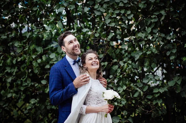 Noiva Elegante Noivo Seu Dia Casamento Abraçando Sorrindo Parque Primavera — Fotografia de Stock