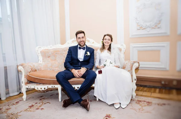 宮殿での登録後に座って幸せな花嫁とハンサム新郎 — ストック写真
