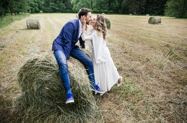Düğün Gününde Şık Gelin Damat Sonbahar Haystacks Bir Yürüyüşe Eğlenmek — Stok fotoğraf
