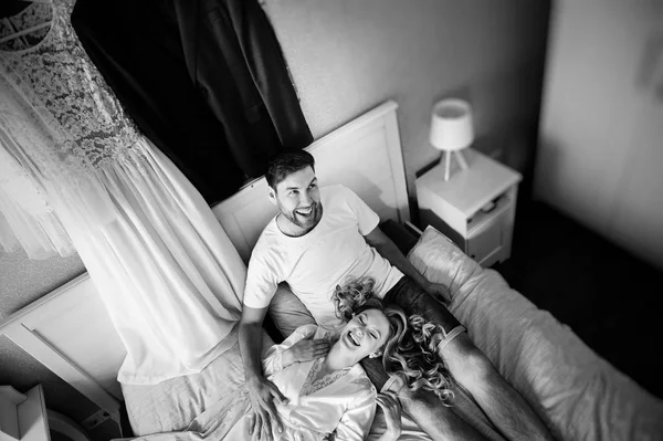 Morning Bride Groom Lovers Lying Laughing Bedroom Black White Photo — Stock Photo, Image