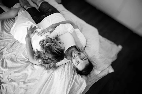 Gelin Damat Sabah Aşıklar Yalan Yatak Odasında Gülüyor Siyah Beyaz — Stok fotoğraf