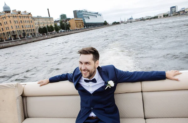幸福时尚新郎在婚礼当天 有船在河上的旅行 — 图库照片