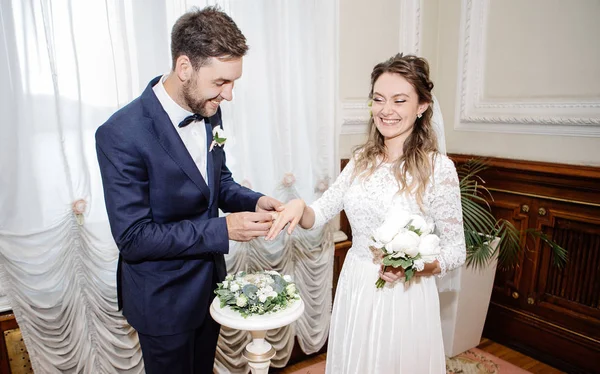 Sposa Sposo Momento Della Registrazione Scambio Anelli — Foto Stock