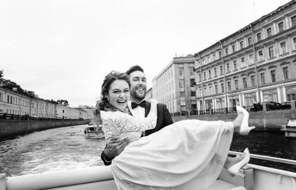 Noiva Elegante Noivo Seu Dia Casamento Divertindo Beijando Passeio Barco — Fotografia de Stock