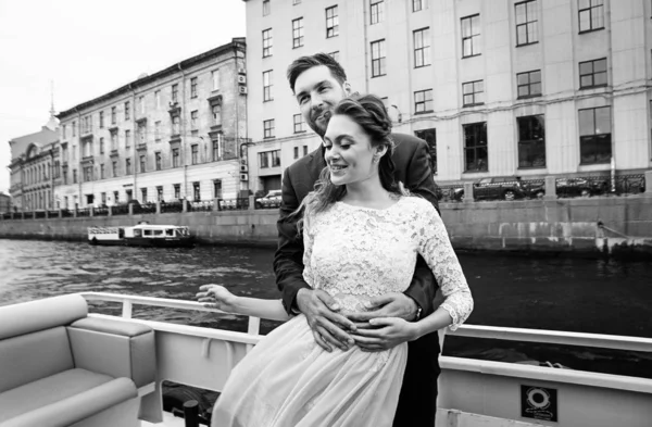 Noiva Elegante Noivo Seu Dia Casamento Divertindo Beijando Passeio Barco — Fotografia de Stock