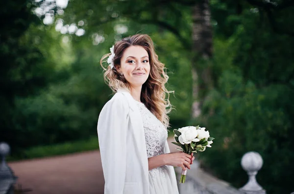 Yeşil Bir Parkta Düğün Gününde Buket Ile Sarışın Gelin Portre — Stok fotoğraf