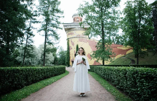 Retrato Noiva Loira Com Buquê Dia Casamento Parque Verde — Fotografia de Stock