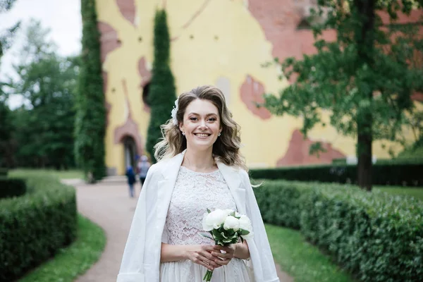 Portrét Blonďaté Nevěsty Kyticí Svatební Den Zeleném Parku — Stock fotografie