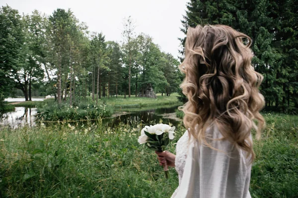 Porträt Der Blonden Braut Mit Blumenstrauß Hochzeitstag Einem Grünen Park — Stockfoto