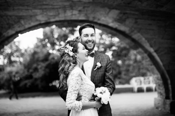 Noiva Elegante Noivo Seu Dia Casamento Abraçando Sorrindo Parque Primavera — Fotografia de Stock