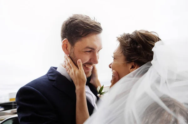 Noivo Elegante Noiva Véu Nupcial Seu Dia Casamento Abraçando Olhando — Fotografia de Stock