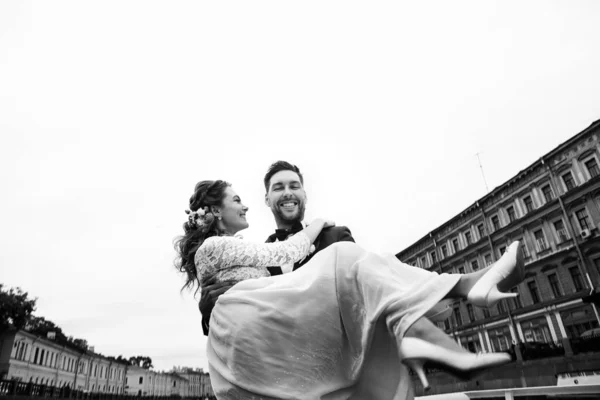 Noiva Elegante Noivo Seu Dia Casamento Divertindo Beijando Passeio Barco — Fotografia de Stock