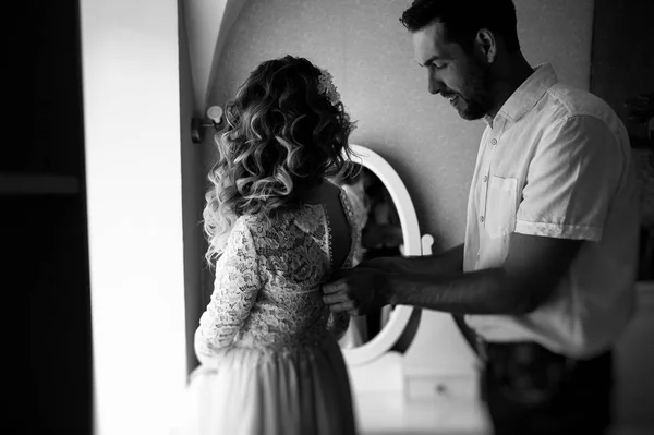 新郎留める花嫁 黒と白の写真のためのウェディングドレス — ストック写真