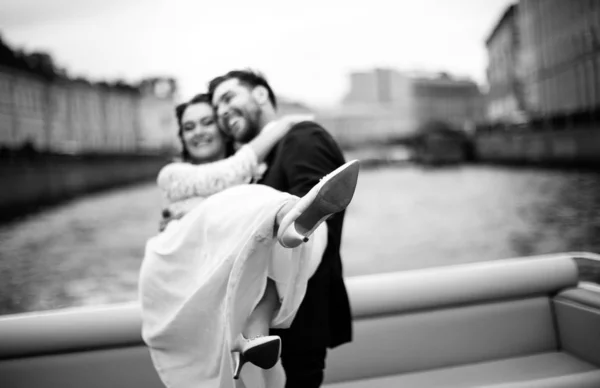 彼らの結婚式の日にスタイリッシュな花嫁と新郎の選択的焦点 楽しみを持って 川のボート旅行に微笑んで 黒と白の写真 — ストック写真