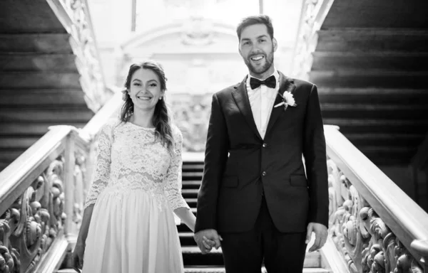 Sposa Felice Sposo Che Tiene Mano Dopo Registrazione Foto Bianco — Foto Stock