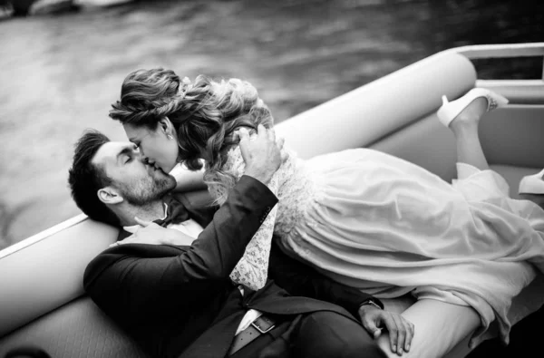 Sposa Elegante Sposo Giorno Del Loro Matrimonio Divertirsi Baciarsi Una — Foto Stock