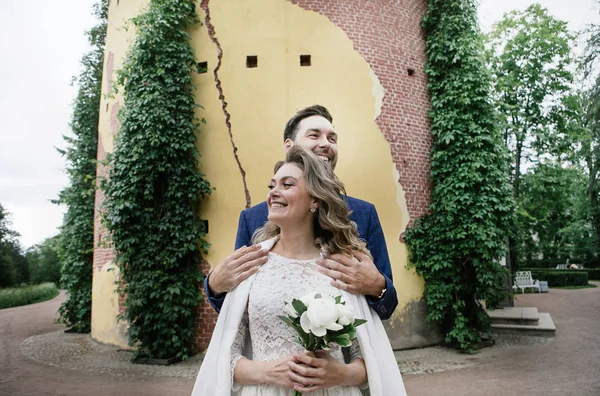 Stilvolle Braut Und Bräutigam Ihrem Hochzeitstag Umarmen Und Lächeln Beim — Stockfoto