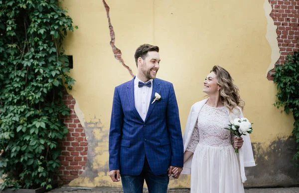 Noiva Elegante Noivo Seu Dia Casamento Mãos Dadas Sorrindo Enquanto — Fotografia de Stock