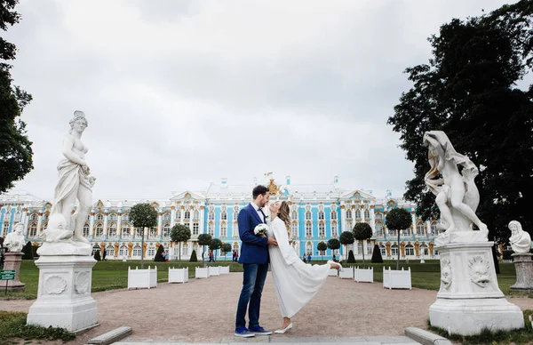 Stylowe Narzeczeni Dzień Ślubu Zabawy Uśmiechnięty Spacer Pobliżu Pałacu — Zdjęcie stockowe