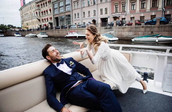 Şık Gelin Damat Düğün Gününde Eğlenmek Nehir Üzerinde Bir Tekne — Stok fotoğraf