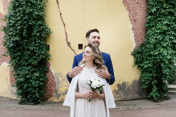 Stilvolle Braut Und Bräutigam Ihrem Hochzeitstag Umarmen Und Lächeln Beim — Stockfoto