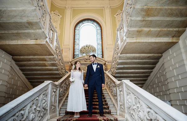 Lycklig Brud Och Brudgummen Hålla Händerna Trappan Efter Registrering Palatset — Stockfoto