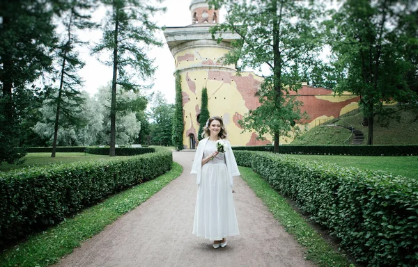 Portrét Blonďaté Nevěsty Kyticí Svatební Den Zeleném Parku — Stock fotografie